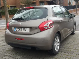 Peugeot 208 2012