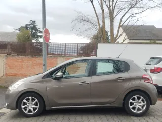 Peugeot 208 2012