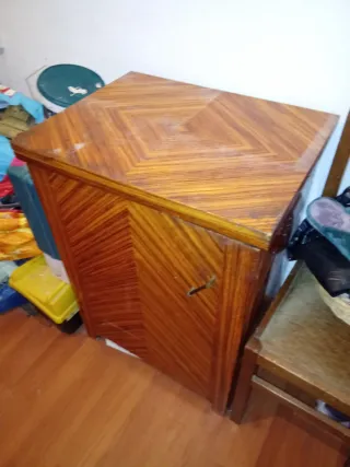 Máquina de coser antigua de madera