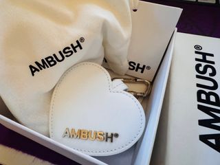 Custodia Airpods AMBUSH a forma di cuore bianco