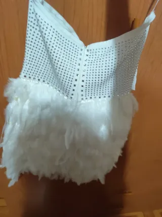 Vestido Fashion Nova blanco pedrería y plumas