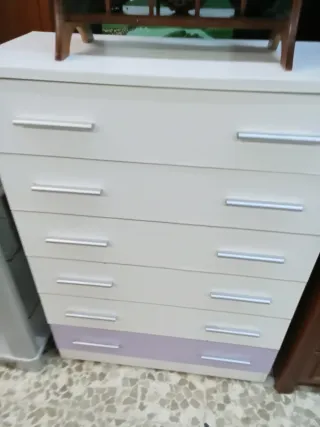 Cómoda blanca y morada