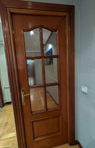 Puerta madera maciza con cristal decorado
