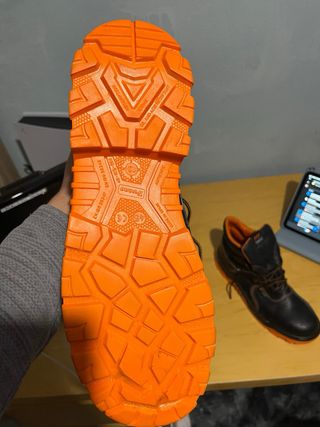 Botas de trabajo negras y naranjas