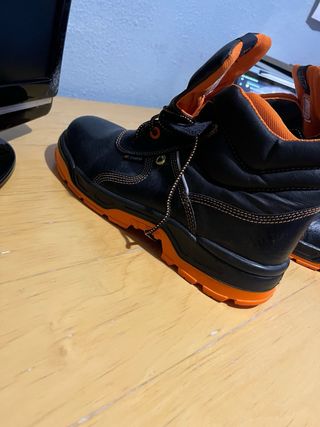 Botas de trabajo negras y naranjas