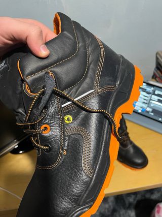 Botas de trabajo negras y naranjas