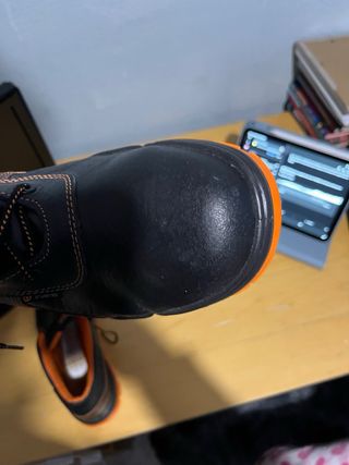 Botas de trabajo negras y naranjas