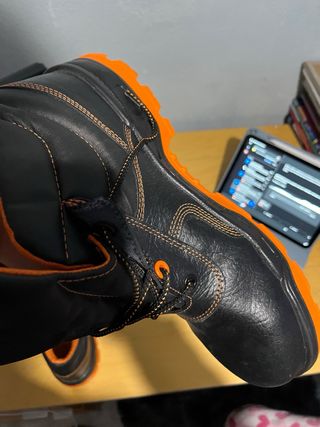 Botas de trabajo negras y naranjas