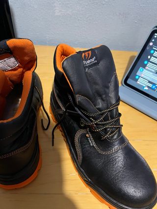 Botas de trabajo negras y naranjas