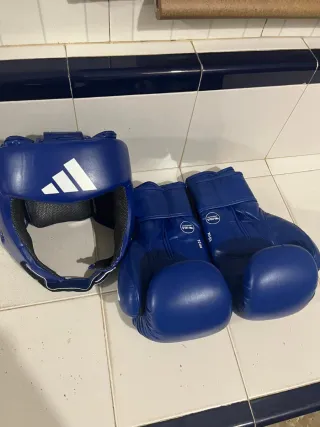 Casco y guantes de boxeo Adidas