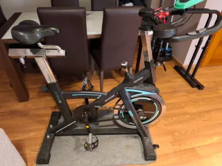 Bicicleta de Spinning Negra con rueda de 30kg.