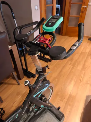 Bicicleta de Spinning Negra con rueda de 30kg.