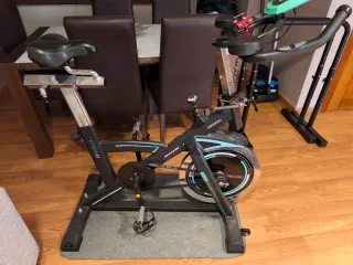 Bicicleta de Spinning Negra con rueda de 30kg.