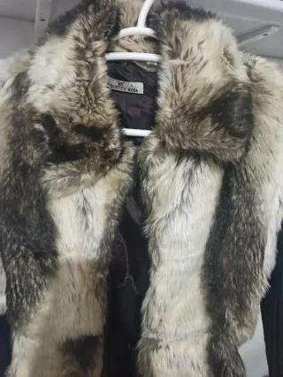 Chaqueta con piel sintética beige/marrón