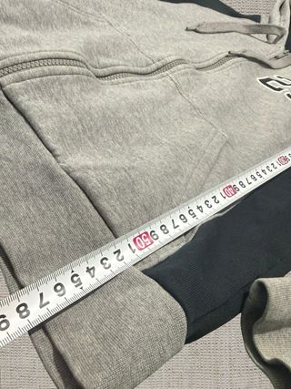 Sudadera Lacoste Sport gris y negra con capucha y