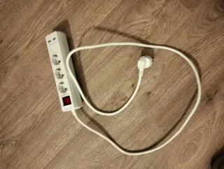 Regleta blanca con 3 enchufes y USB