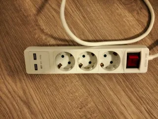 Regleta blanca con 3 enchufes y USB