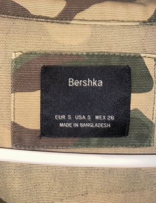 Chaqueta militar camuflaje de Bershka talla S
