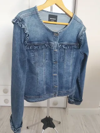 Chaqueta vaquera Monday XL con volantes, elastica.