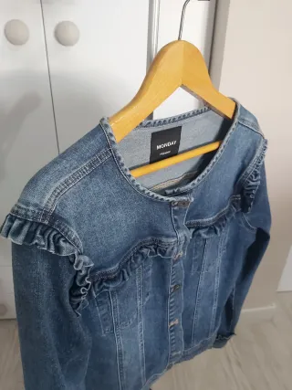 Chaqueta vaquera Monday XL con volantes, elastica.