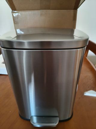 Amazon Basics Cubo de basura rectangular pequeño antimanchas con pedal suave, baño, dormitorio o salón, acero inoxidable cepilla