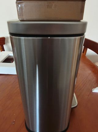 Amazon Basics Cubo de basura rectangular pequeño antimanchas con pedal suave, baño, dormitorio o salón, acero inoxidable cepilla