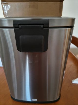 Amazon Basics Cubo de basura rectangular pequeño antimanchas con pedal suave, baño, dormitorio o salón, acero inoxidable cepilla