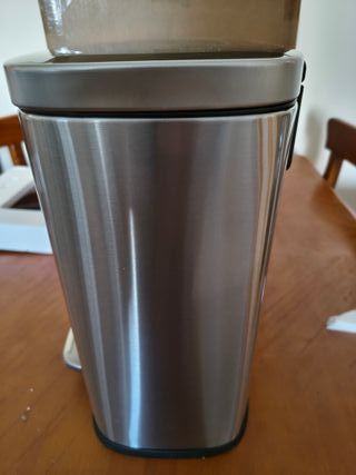 Amazon Basics Cubo de basura rectangular pequeño antimanchas con pedal suave, baño, dormitorio o salón, acero inoxidable cepilla