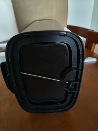 Amazon Basics Cubo de basura rectangular pequeño antimanchas con pedal suave, baño, dormitorio o salón, acero inoxidable cepilla