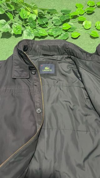 Chaqueta Lacoste negra acolchada con cuello alto -