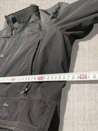 Chaqueta Lacoste negra acolchada con cuello alto -