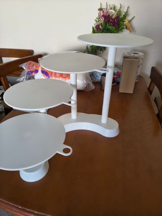 Graziano, Soporte para tartas de 4 pisos con elegante forma de escalera, fabricado en plástico resistente y reutilizable, ideal