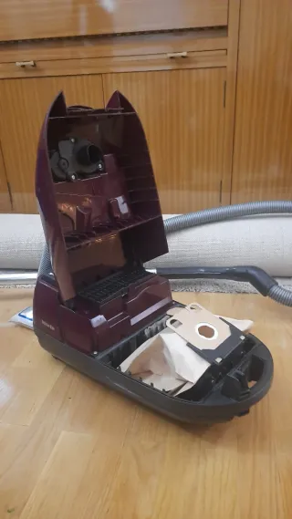 Aspiradora Miele Air Clean color burdeos