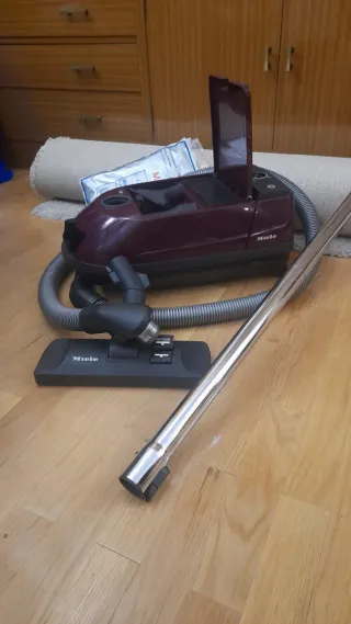 Aspiradora Miele Air Clean color burdeos