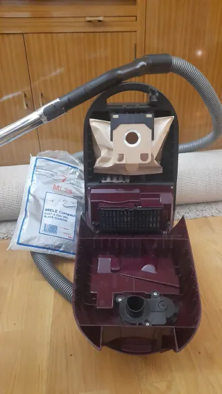 Aspiradora Miele Air Clean color burdeos