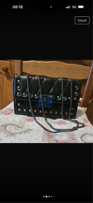 Borsa nera con borchie e catena