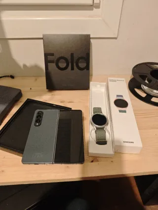 Samsung Galaxy Z Fold 4 + Galaxy Watch 4 Classic