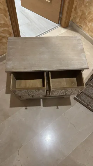 Mesitas de noche de madera beige y marrón