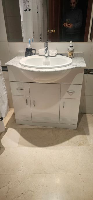 Mueble de baño con lavabo y grifería