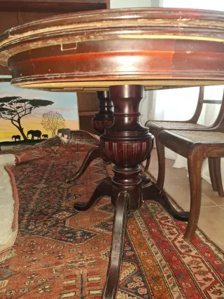 Mesa de comedor de madera