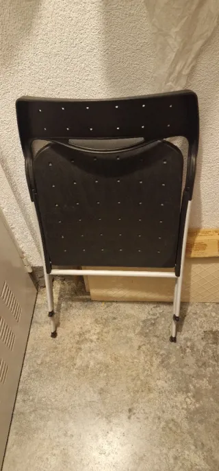 Sillas plegables negras y grises