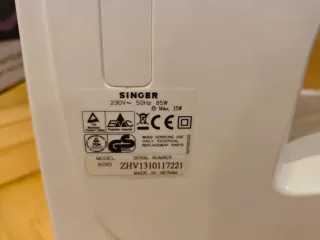 Máquina de coser Singer blanca