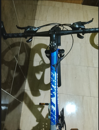 Bicicleta de Montaña Azul BETWEEN diseño deportivo