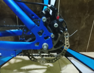 Bicicleta de Montaña Azul BETWEEN diseño deportivo