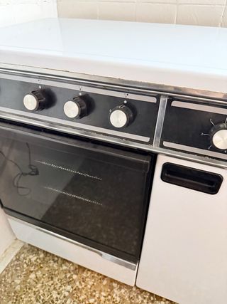 Cocina Butano 5 fuegos con horno eléctrico