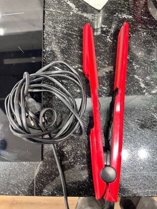 Plancha de pelo roja