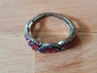 Pulsera (Brazalete) para mujer Plateada y morada!