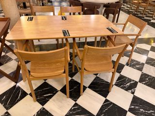 Mesa de madera y 4 sillas Sklum