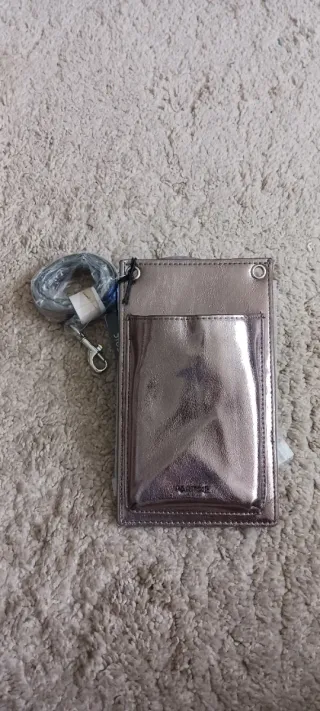 Funda móvil Parfois sin usar con etiquetas