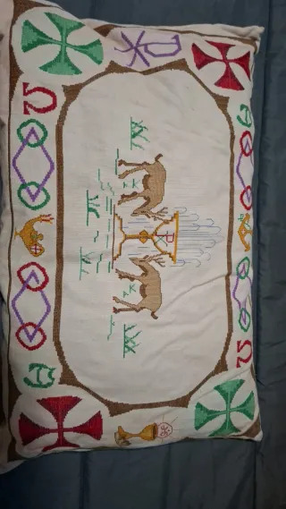 Cojín antiguo bordado multicolor